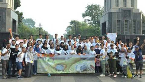 Fuso Kumpulkan Sampah Plastik di Car Free Day