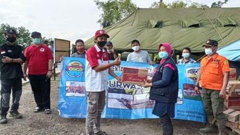 Komunitas Tosca Beri Bantuan Pada Korban Banjir di Karawang
