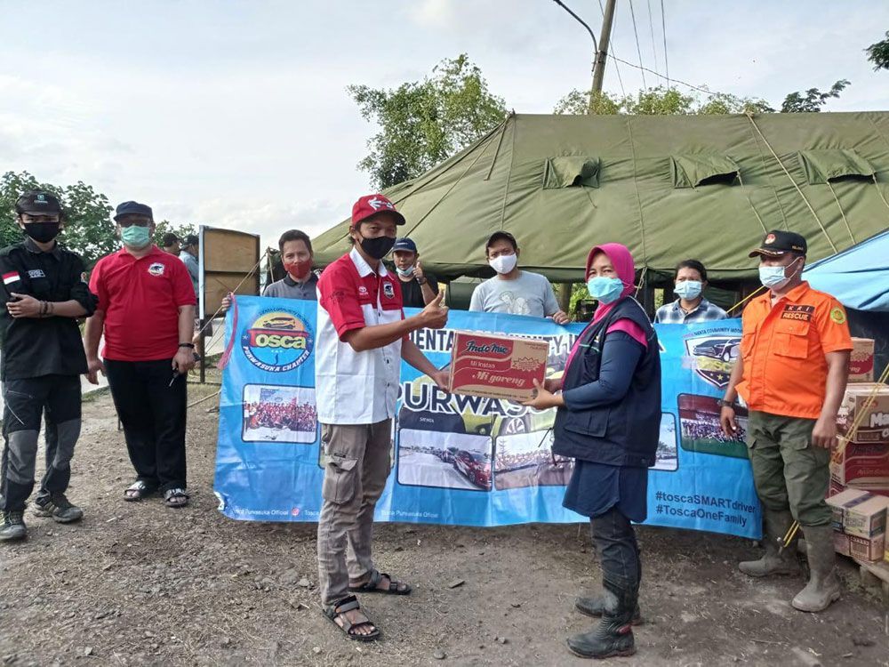 Komunitas Tosca Beri Bantuan Pada Korban Banjir di Karawang