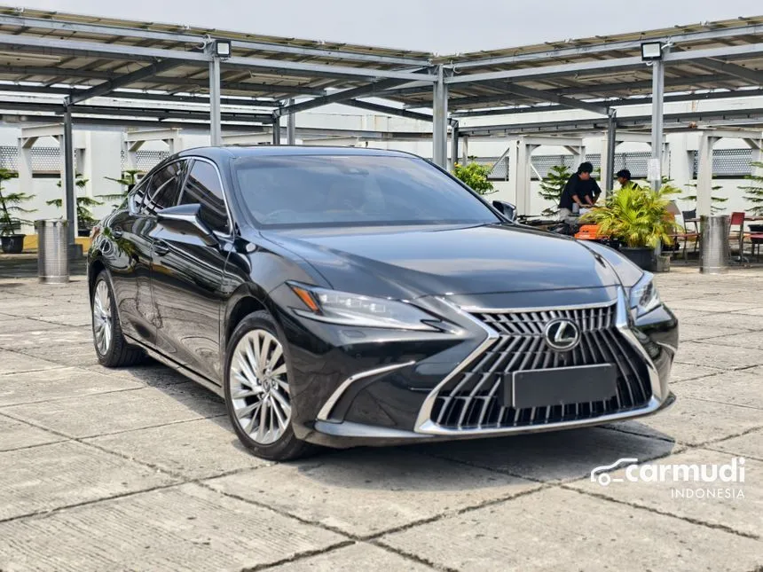 2023 Lexus ES 300h Ultra Luxury Sedan