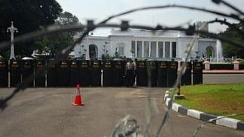 Jalan Medan Merdeka Barat dan Harmoni Ditutup karena Demo Harga BBM