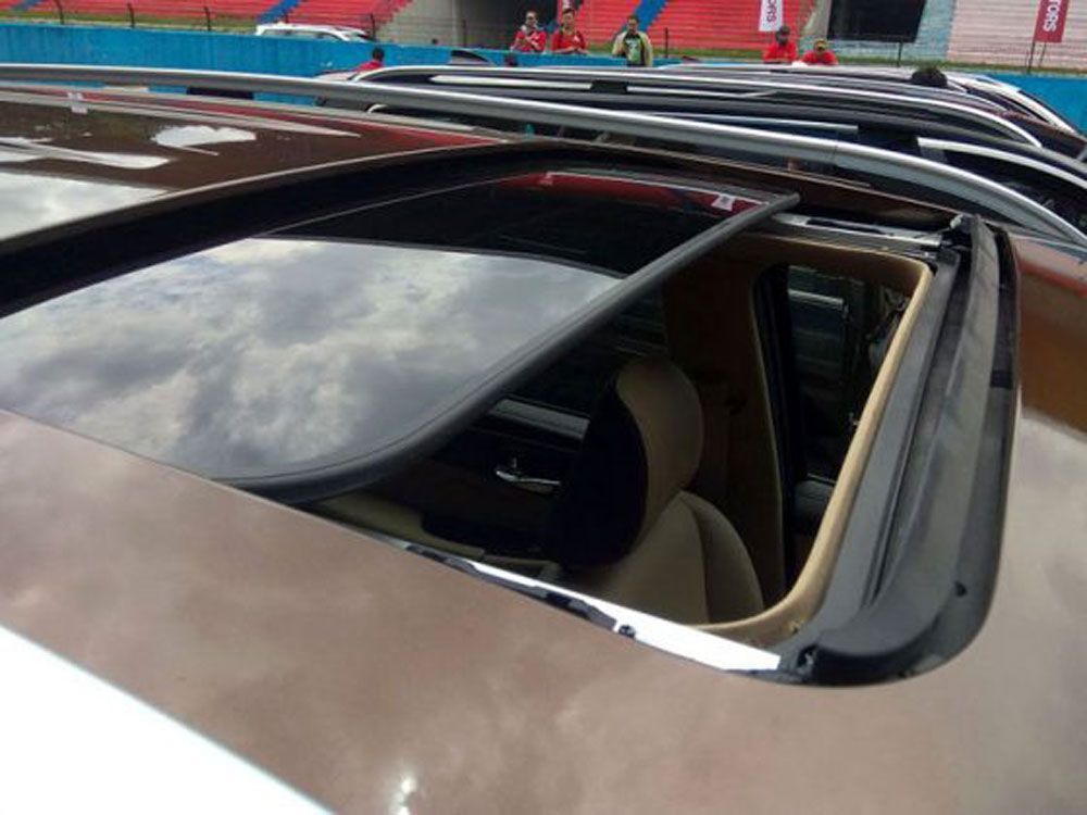Mengetahui Perbedaan Sunroof, Moonroof dan Panoramic Roof Panduan