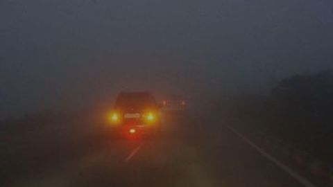 Nyalakan Lampu Hazard Saat Hujan, Bahaya Mengintai Anda