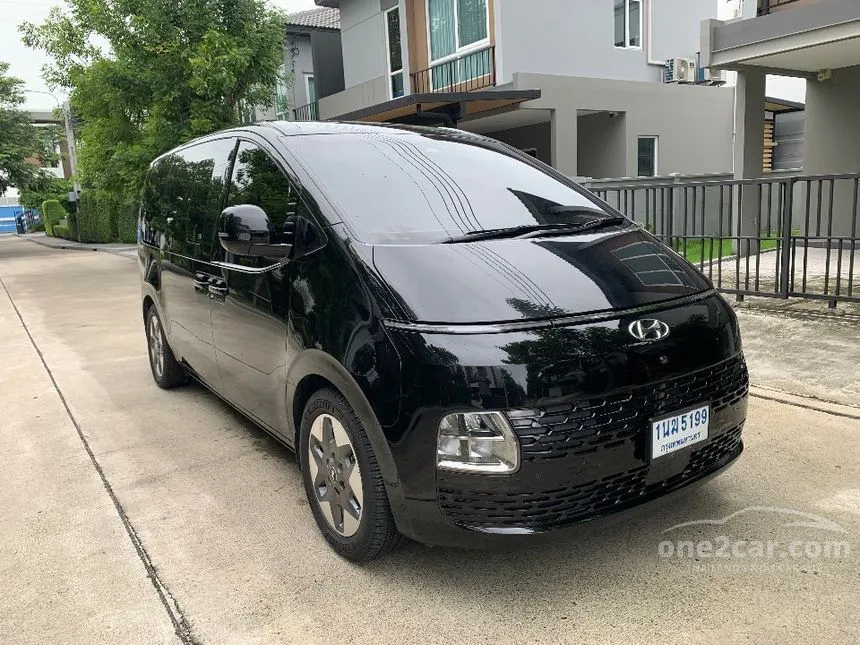 2022 Hyundai Staria SEL Van