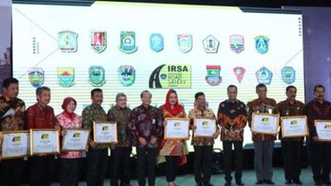 Adira Insurance Serahkan Penghargaan Indonesia Road Safety Award
