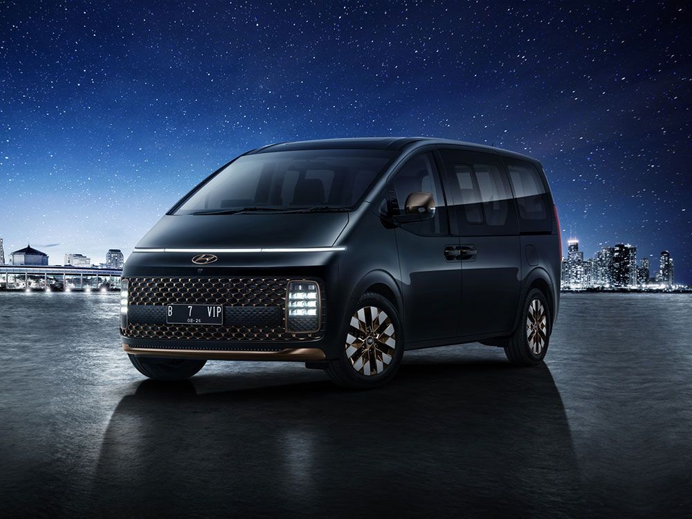 Adu Fitur Keselamatan Toyota Alphard dan Hyundai Staria