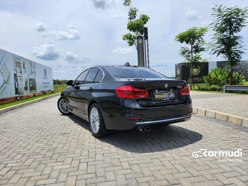 2018 BMW 320i Luxury Sedan