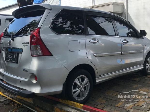 Toyota Avanza Mobil bekas dijual di Jawa Timur Indonesia 