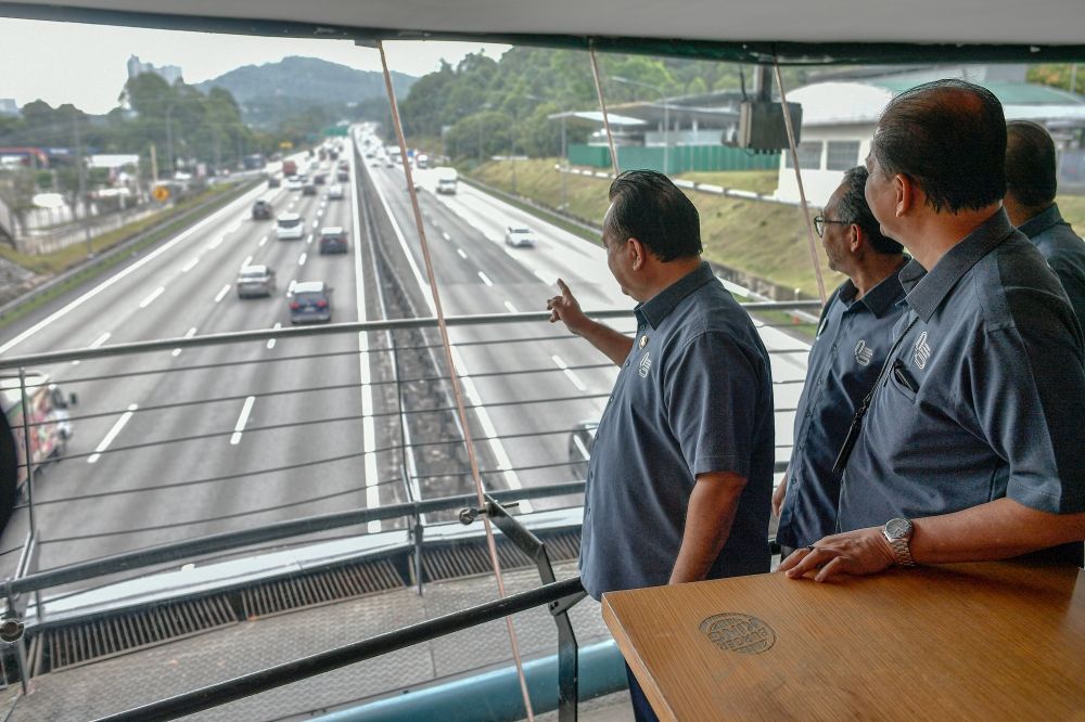 Work Minister: Govt mulls idea motorcycle lanes on new highways 
