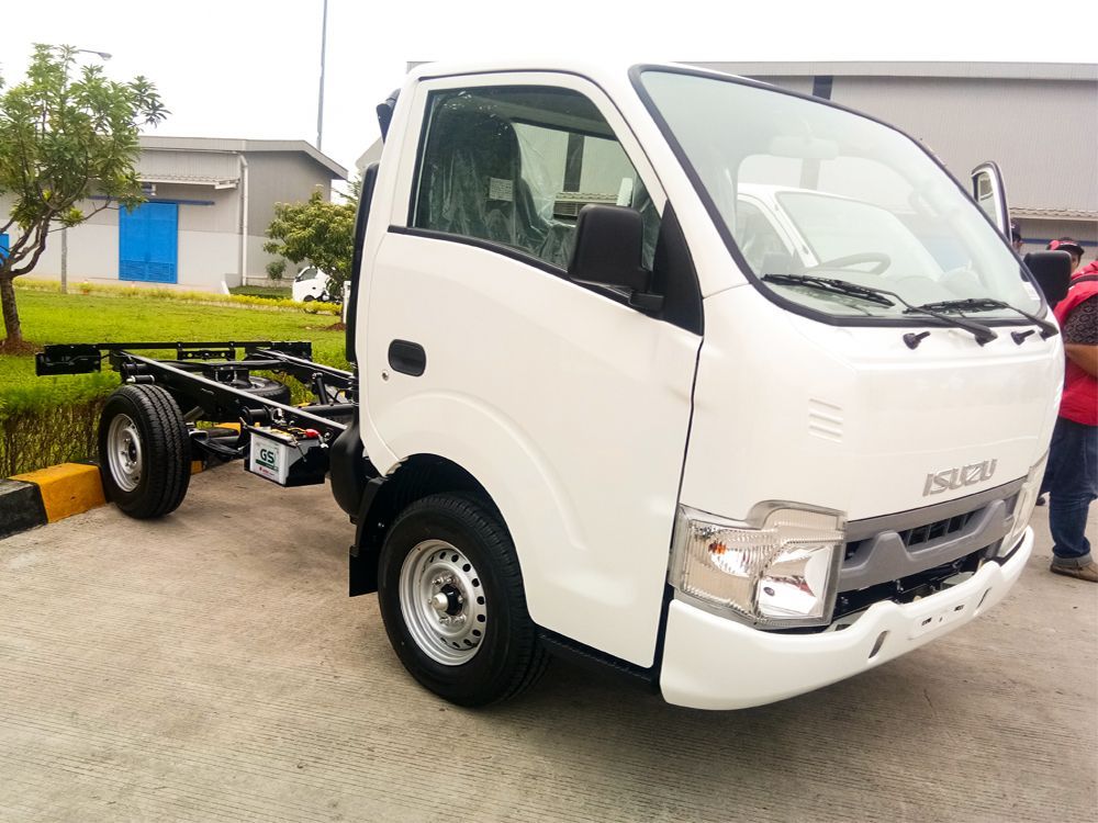Jokowi Lepas Ekspor Perdana Isuzu Traga ke Filipina